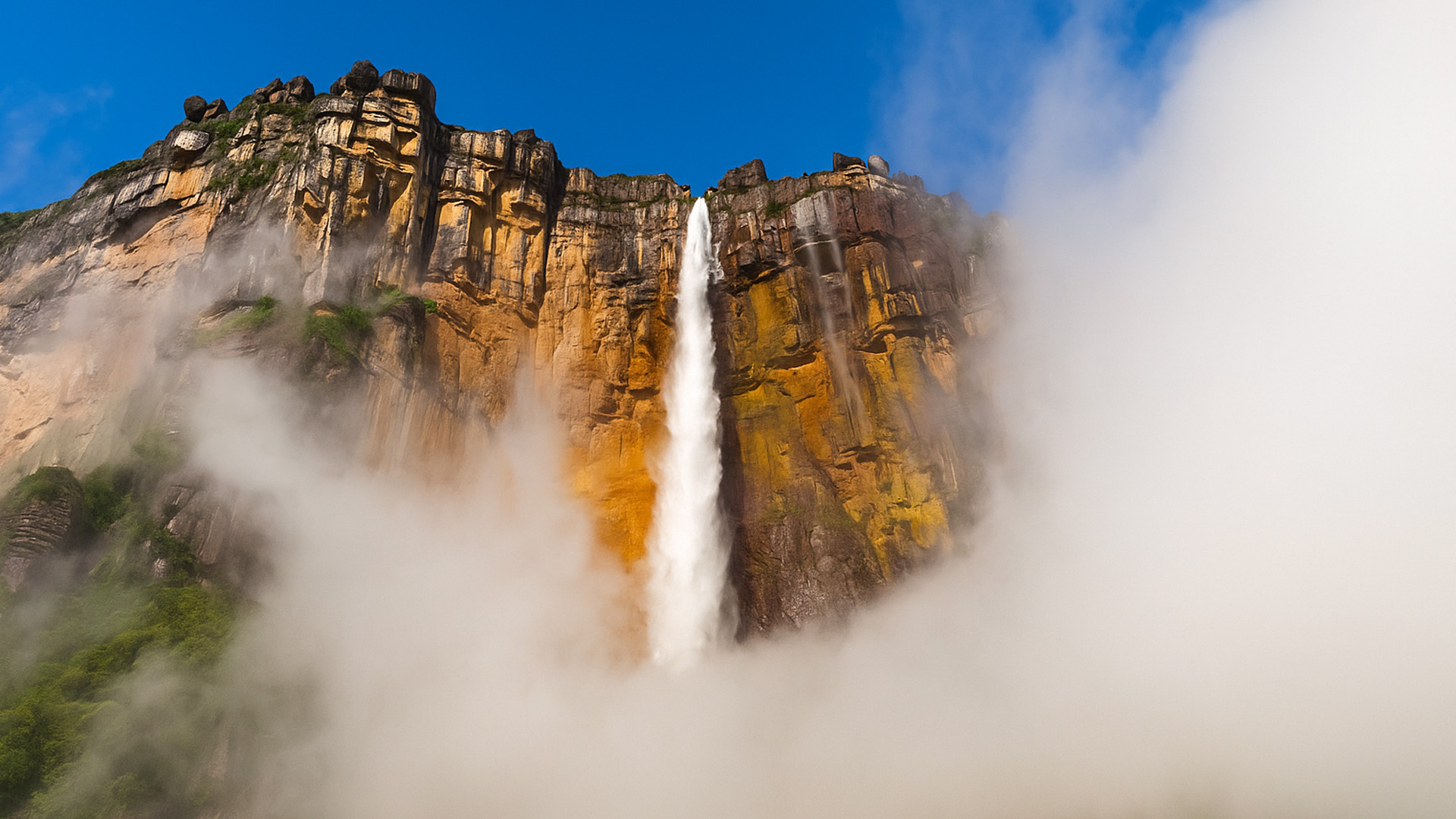 Una cascata che scende dal cielo