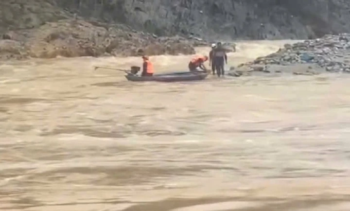 Công an xã ở Đà Nẵng giải cứu 2 người bị mắc kẹt giữa dòng lũ