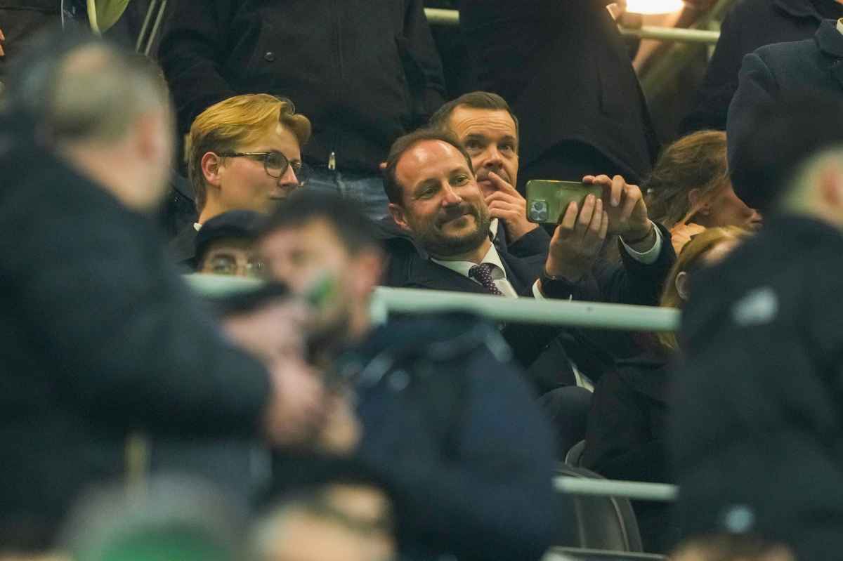 Prins Sverre Magnus og kronprins Haakon under VM-kvalifiseringskampen i fotball mellom Norge og Italia på San Siro. Foto: Fredrik Varfjell / NTB