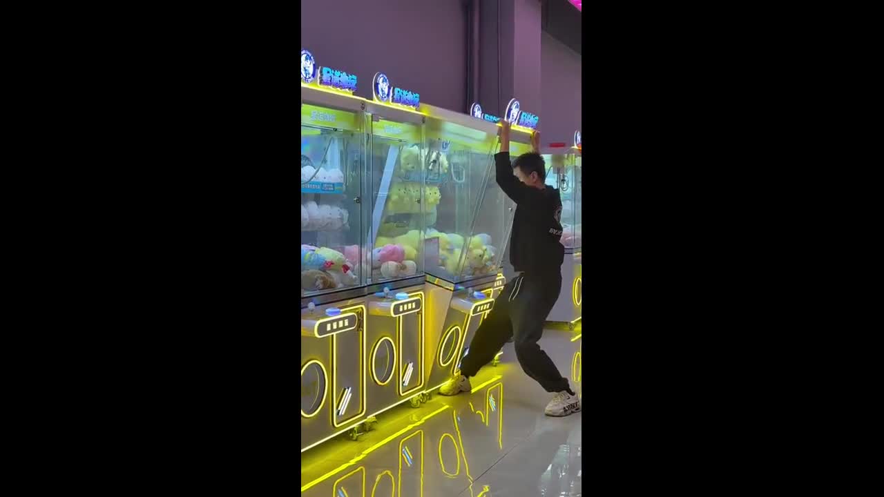Man tilts claw machine to secure prize in Shanxi, China