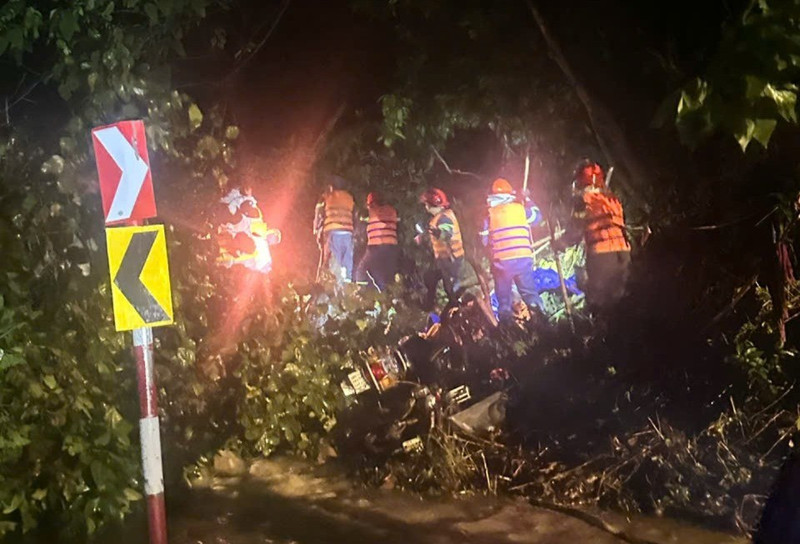 CLIP: Nỗ lực tìm người mất tích còn lại trong vụ sạt lở đèo Khánh Sơn