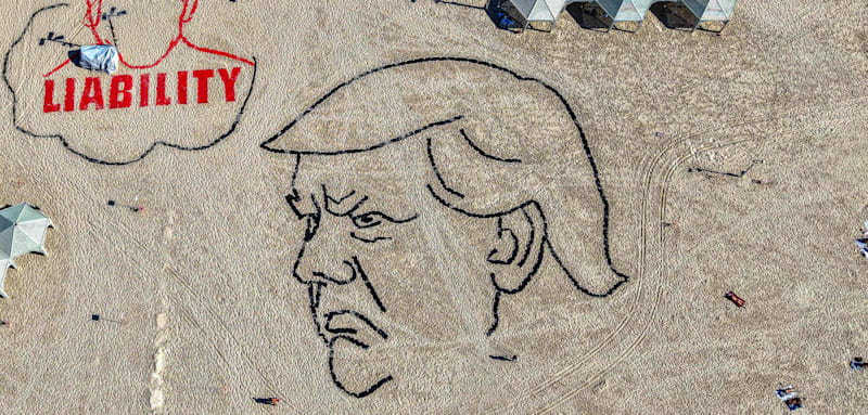 Donald Trump als Zeichnung am Strand von Tel Aviv Ende Oktober