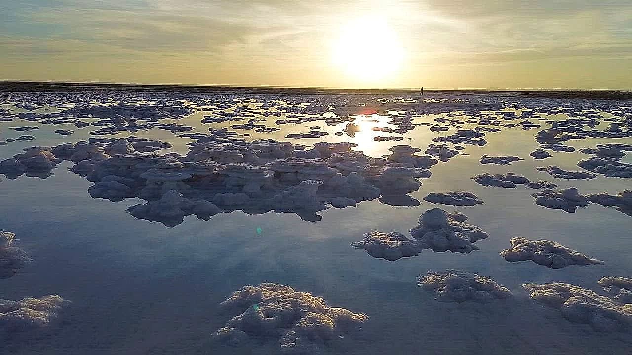 Emerging salt formations in Tuz Gölü Salt Lake captivate photographers ...