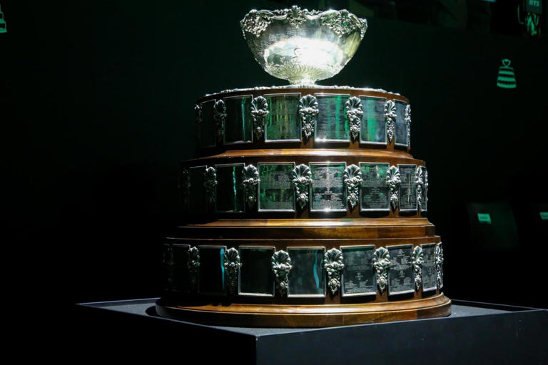 Coupe Trophée De Tennis - Ancienne Récompense - État D'usage