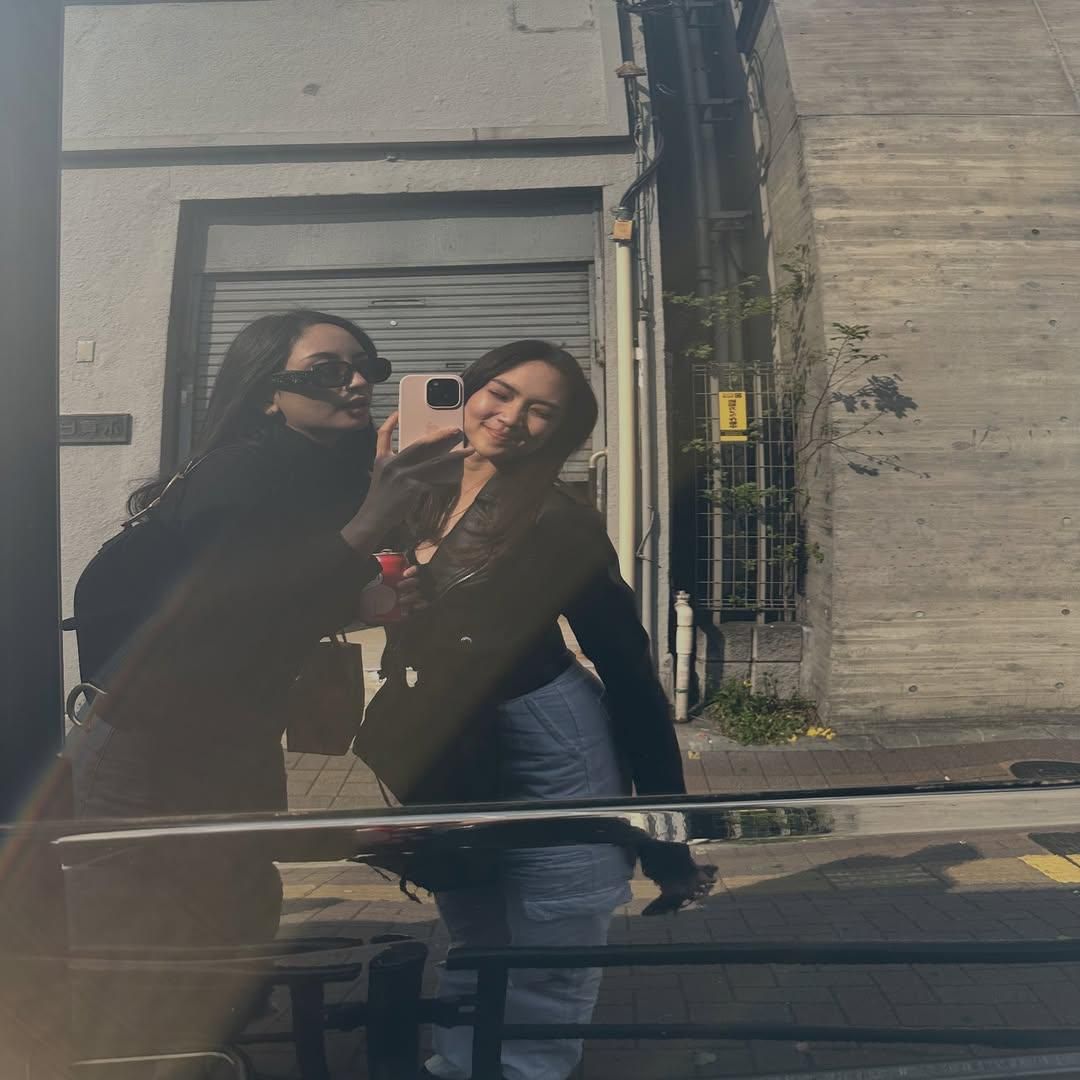 10 Foto Liburan Valerie Tifanka Bersama Teman, Menyenangkan! 6 AA1R0BmK