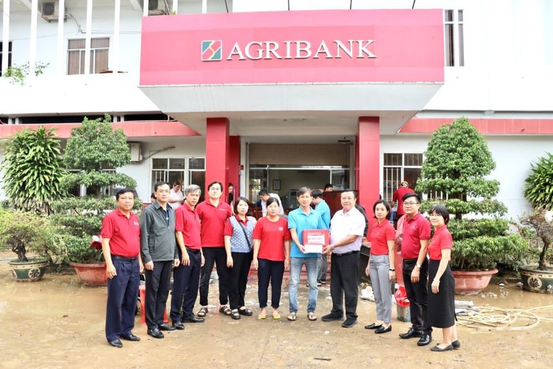 Agribank hỗ trợ khẩn cấp 11 tỷ đồng các tỉnh Nam Trung Bộ và Tây Nguyên