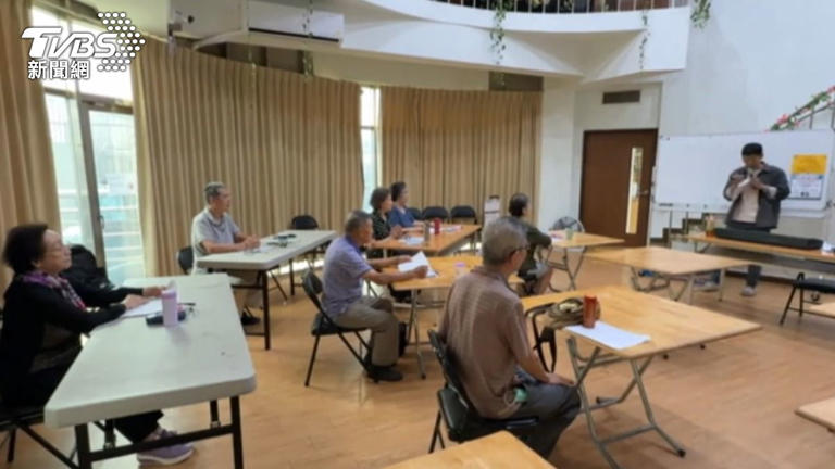 長輩們認真上唱歌課。（圖／TVBS）