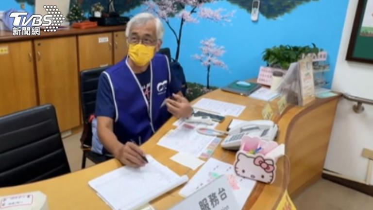 吳先生認為當志工，能與人交流，提升新知，生活更充實。（圖／TVBS）