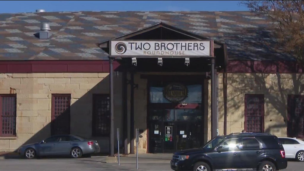 2 dead, 1 wounded in shooting at Aurora, Illinois restaurant(00)