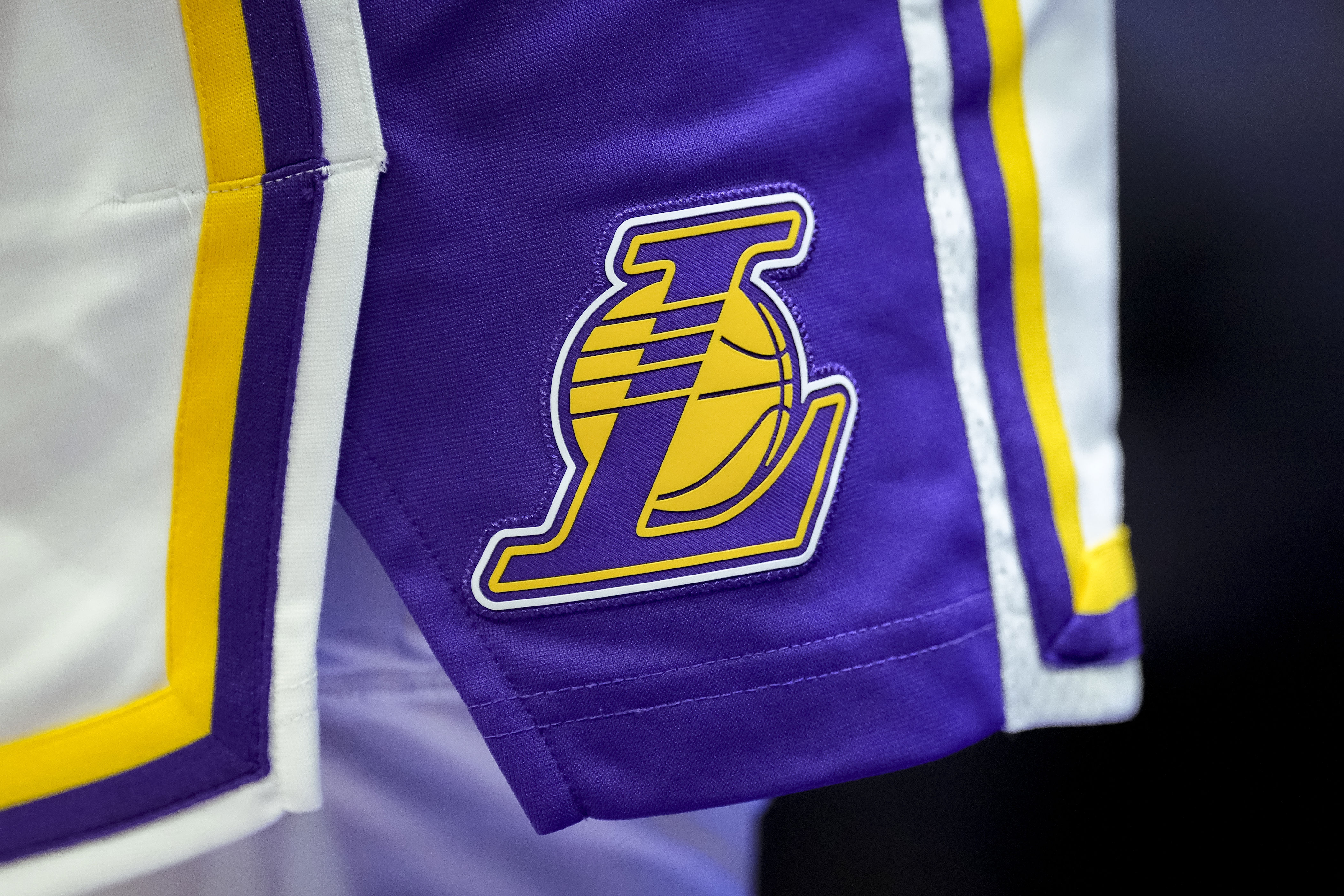 Key Lakers player ruled out for rest of Suns game with new injury