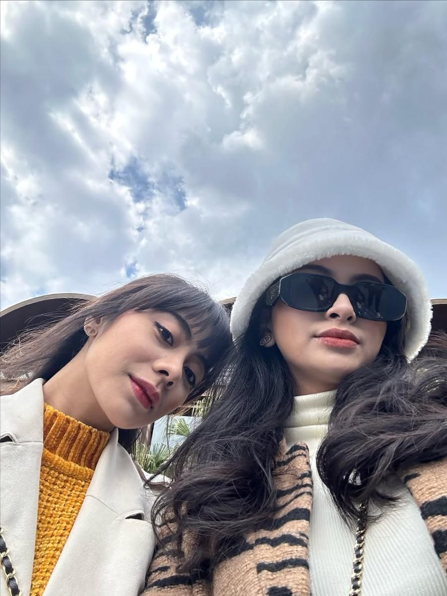 10 Foto Liburan Valerie Tifanka Bersama Teman, Menyenangkan! 3 AA1R0wqQ