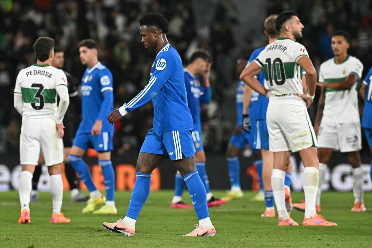 Vinicius (xanh) không hài lòng khi Real chỉ có một điểm, trên sân Martinez Valero, Elche, Tây Ban Nha hôm 23/11. Ảnh: Vanguard