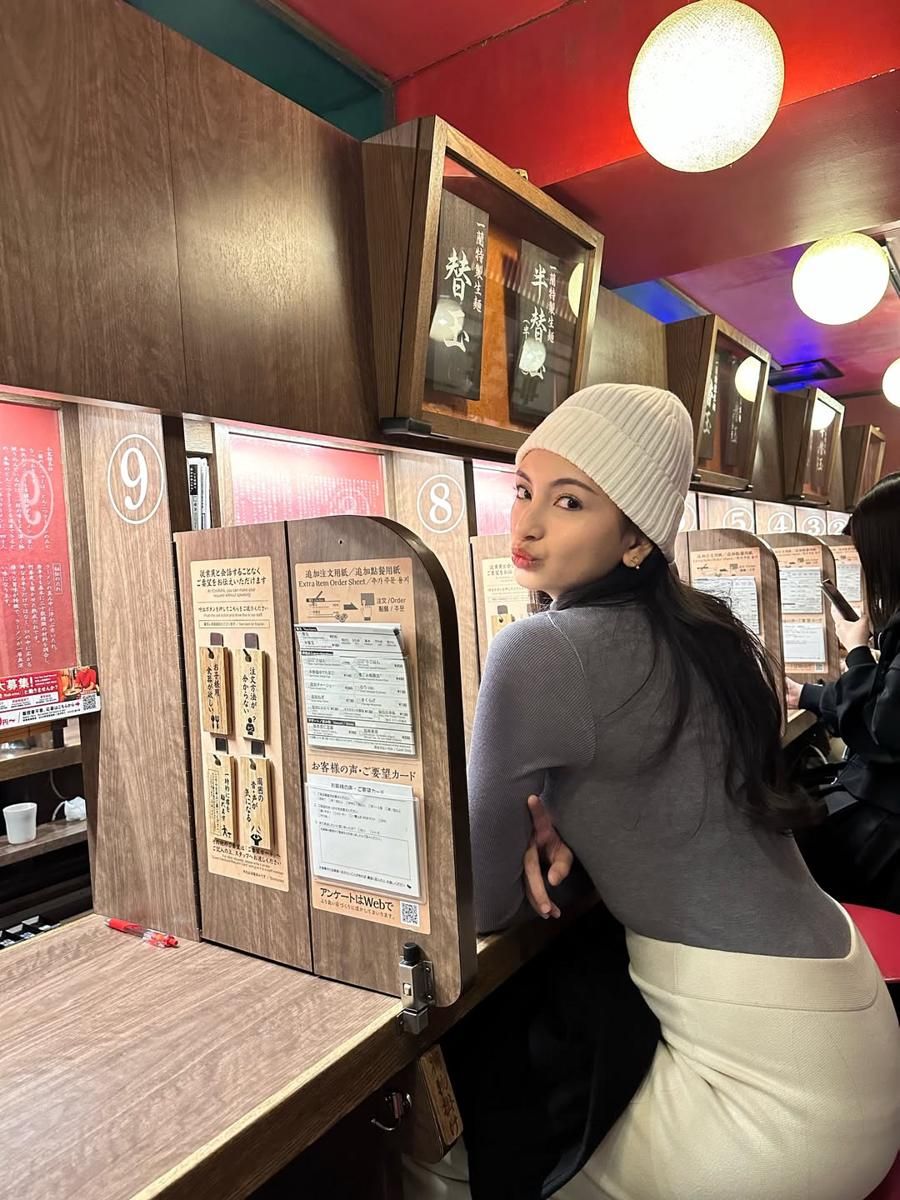 10 Foto Liburan Valerie Tifanka Bersama Teman, Menyenangkan! 10 AA1R0yTF