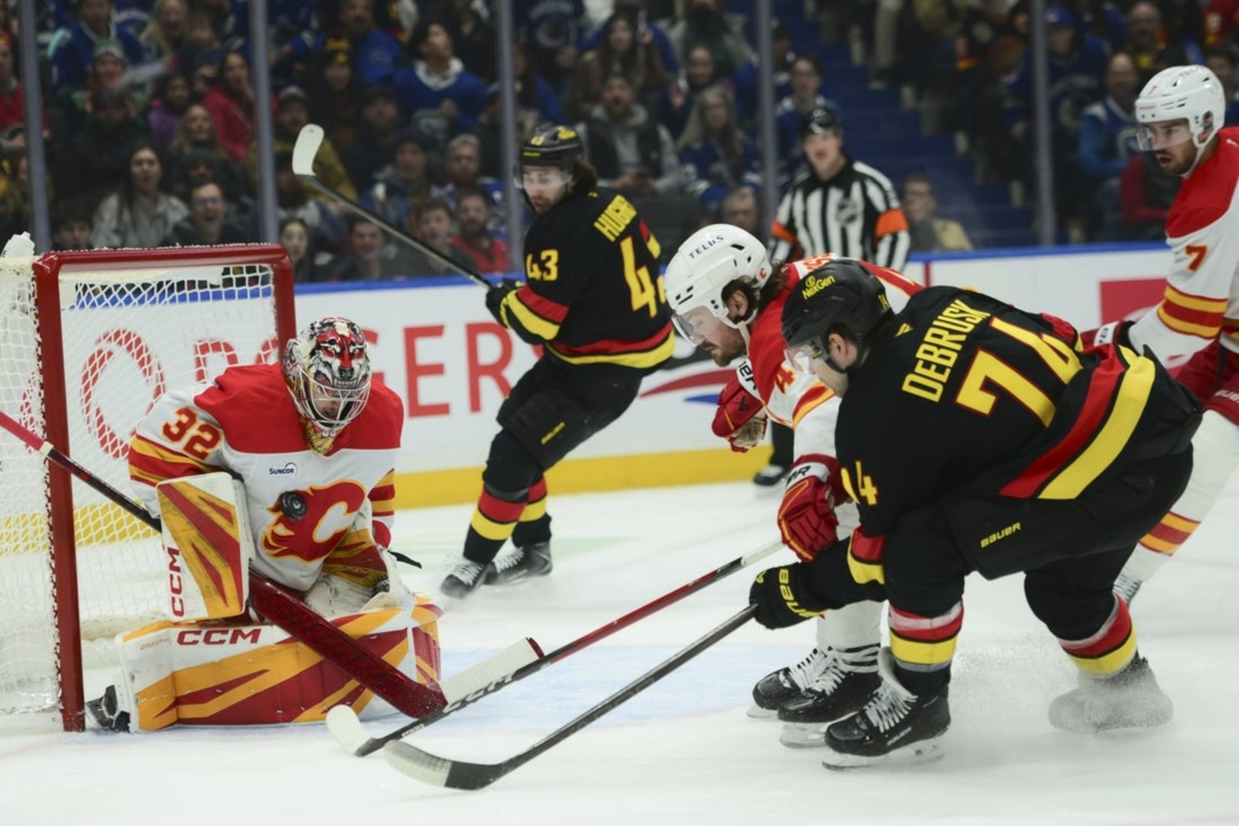 Flames score 5 consecutive goals to surge past Canucks