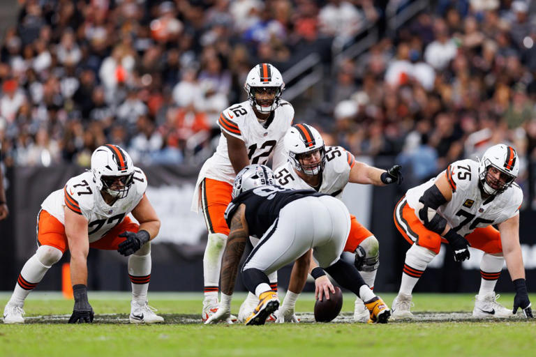 Kevin Stefanski de los Browns no se compromete con la titularidad de Shedeur Sanders tras gran victoria