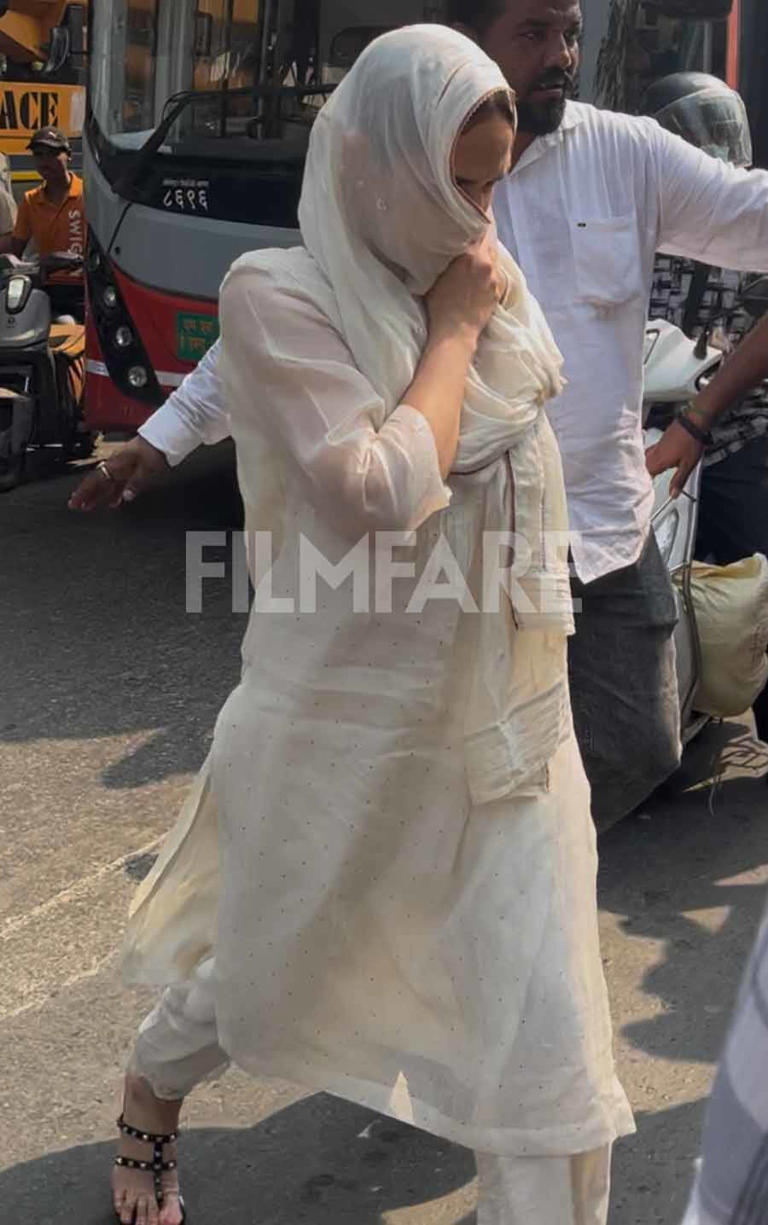 Photos: Hema Malini and Esha Deol Reach Cremation Ground for Dharmendra ...