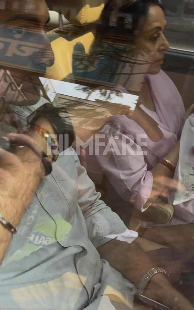 Photos: Hema Malini and Esha Deol Reach Cremation Ground for Dharmendra ...