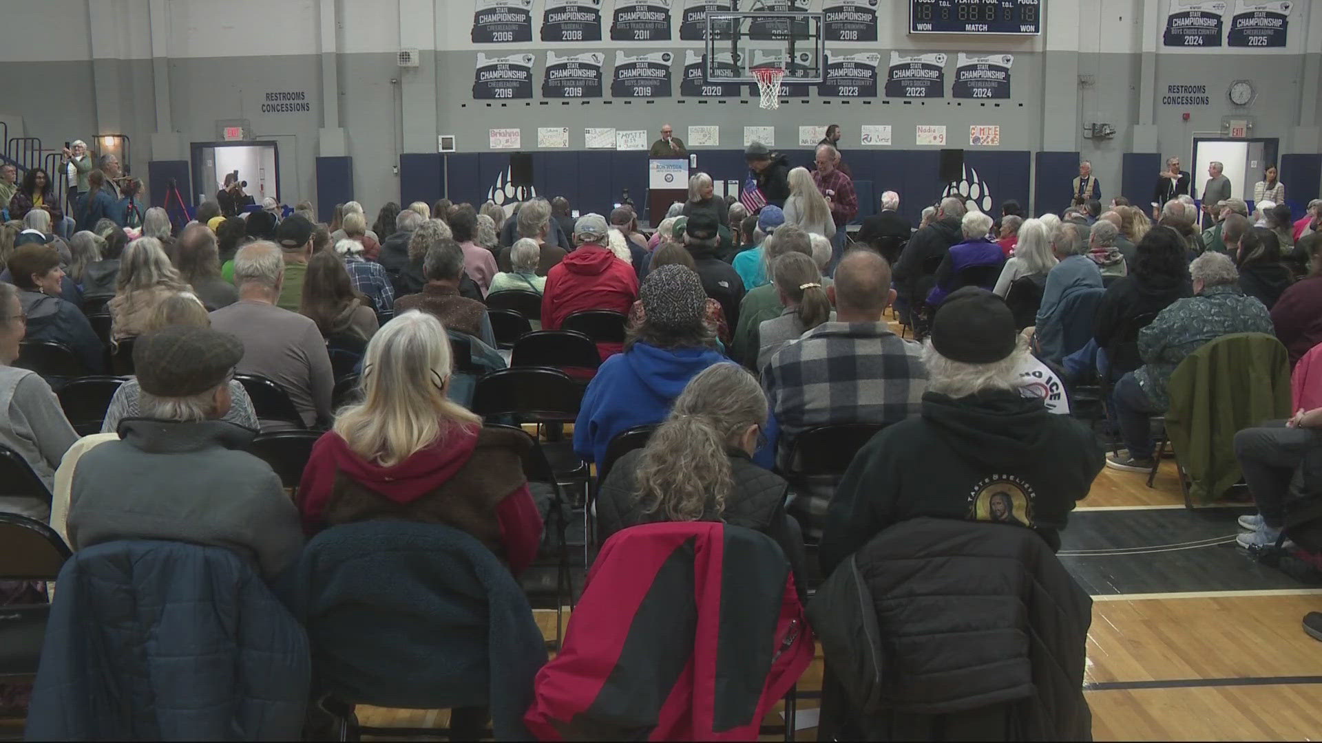 Community pushes back on potential ICE facility during Wyden’s Newport ...
