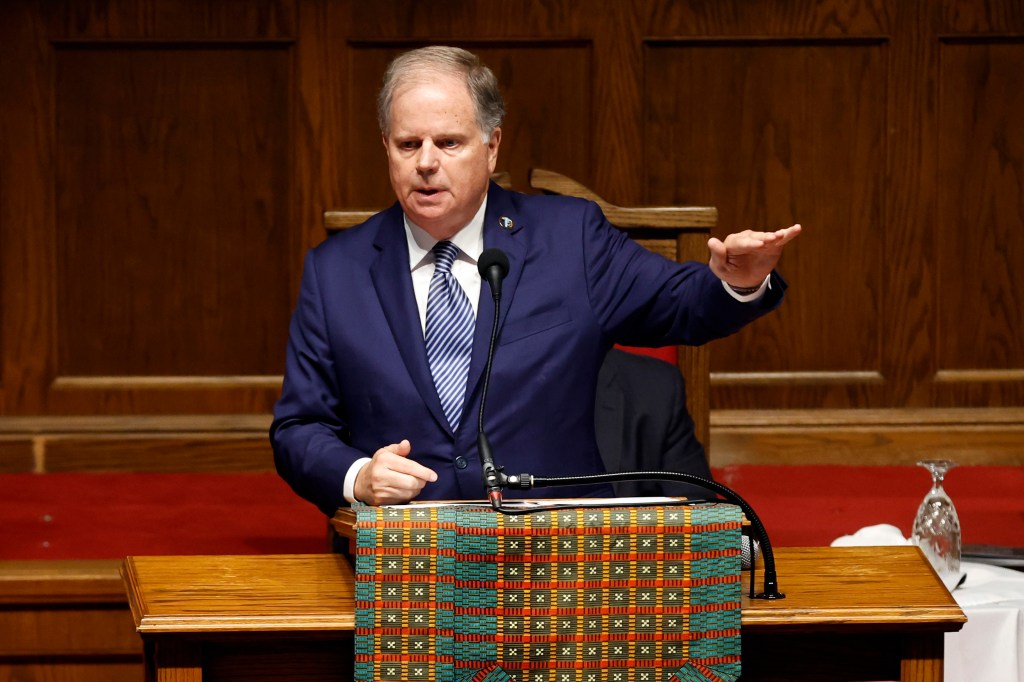 Candidato demócrata reduce a la mitad la ventaja republicana en Alabama, según encuesta