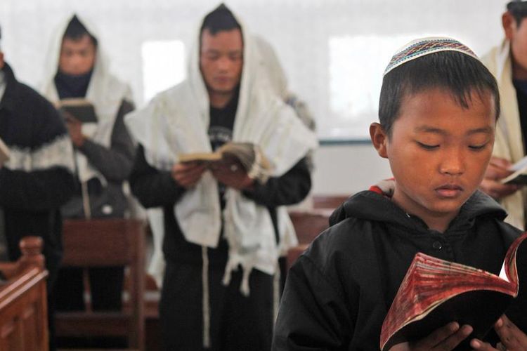 Suku Yahudi India, Bnei Menashe, diundang untuk tinggal di Israel oleh Pemerintahan PM Benjamin Netanyahu. Mereka akan mendiami wilayah utara yang berbatasan dengan Lebanon.