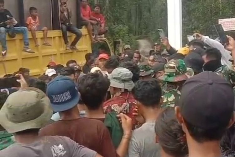 Warga membongkar plang dan meminta anggota Satgas PKH meninggal Taman Nasional Tesso Nilo, di Kabupaten Pelalawan, Riau, Senin (24/11/2025).