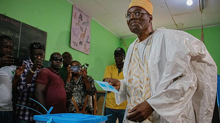 Cameroun : Après la honteuse fraude électorale de Paul Biya et sa bande, Issa Tchiroma réfugié en Gambie après sa victoire contestée par les cleptomanes de Paul Biya. Vidéo