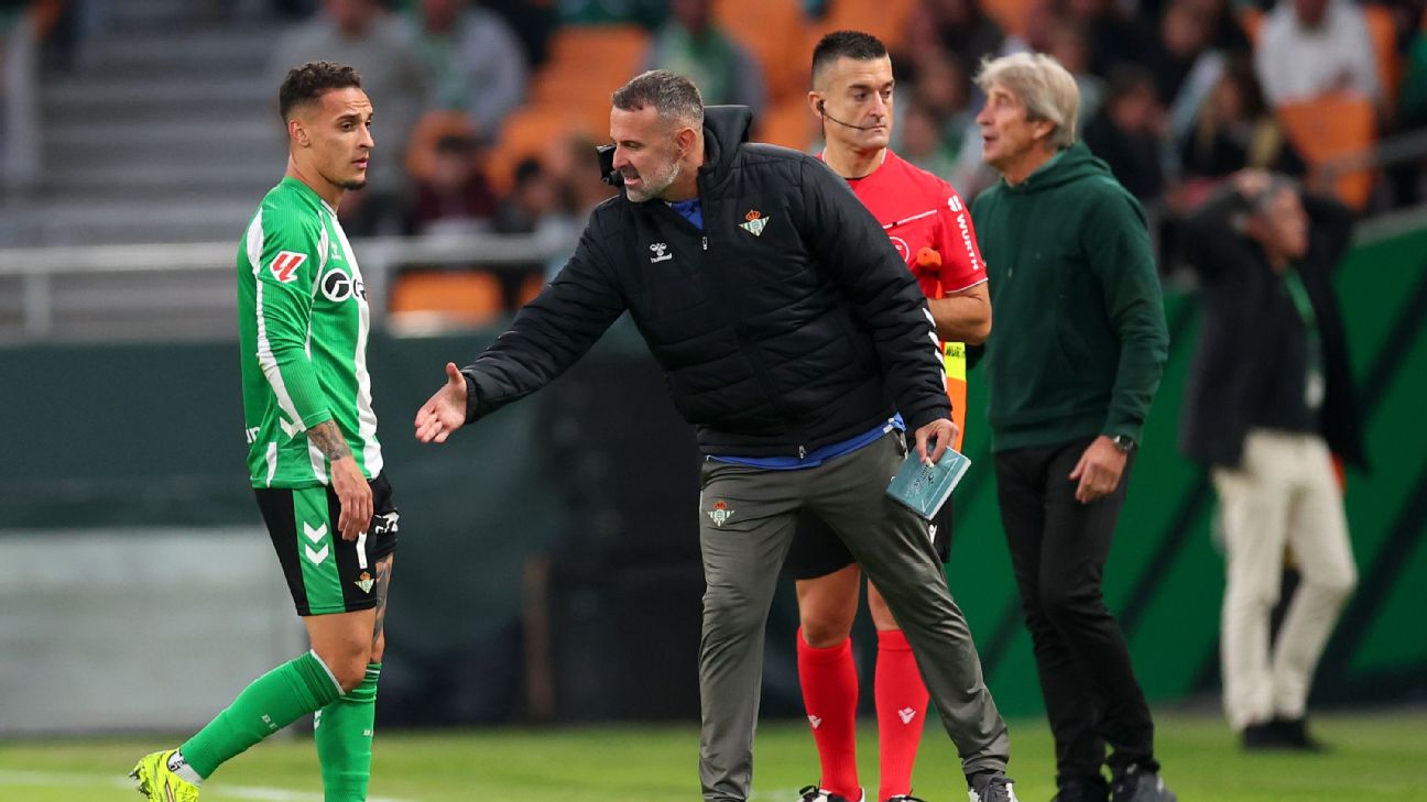 El ex extremo del Manchester United, Antony, ve la roja por patear a un rival y se disculpa con los aficionados.