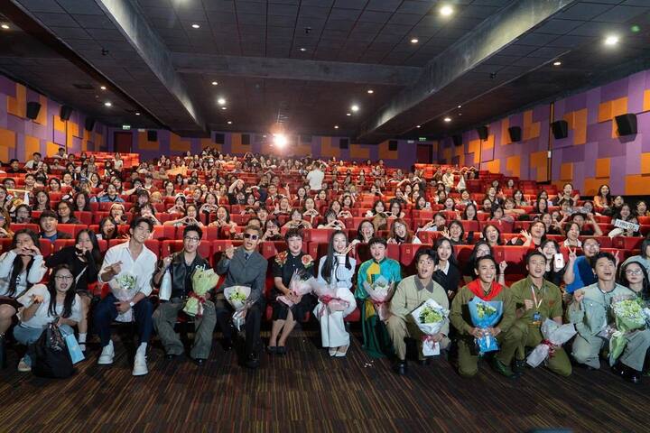 Dàn diễn viên 'Mưa đỏ' xúc động tại buổi chiếu mở màn LHP Việt Nam lần thứ 24