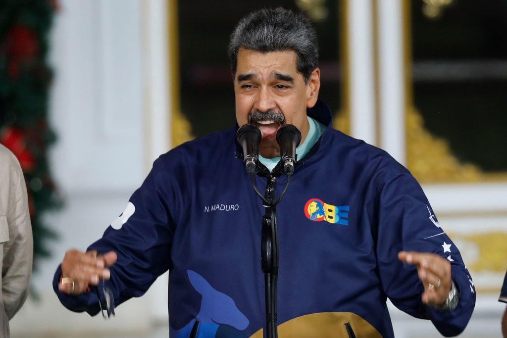 Maduro baila la danza de la paz mientras Trump evalúa opciones militares (video)