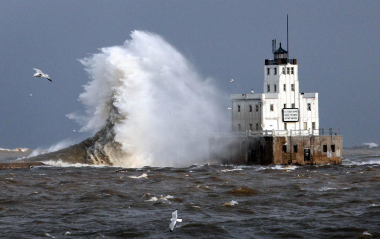Lake Michigan waves could top 25 feet as gales hit the Great Lakes