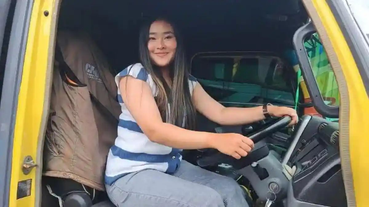 Senyum Manis Sepanjang Jalan, Ini Sosok Risma Ristiana Sopir Truk ...