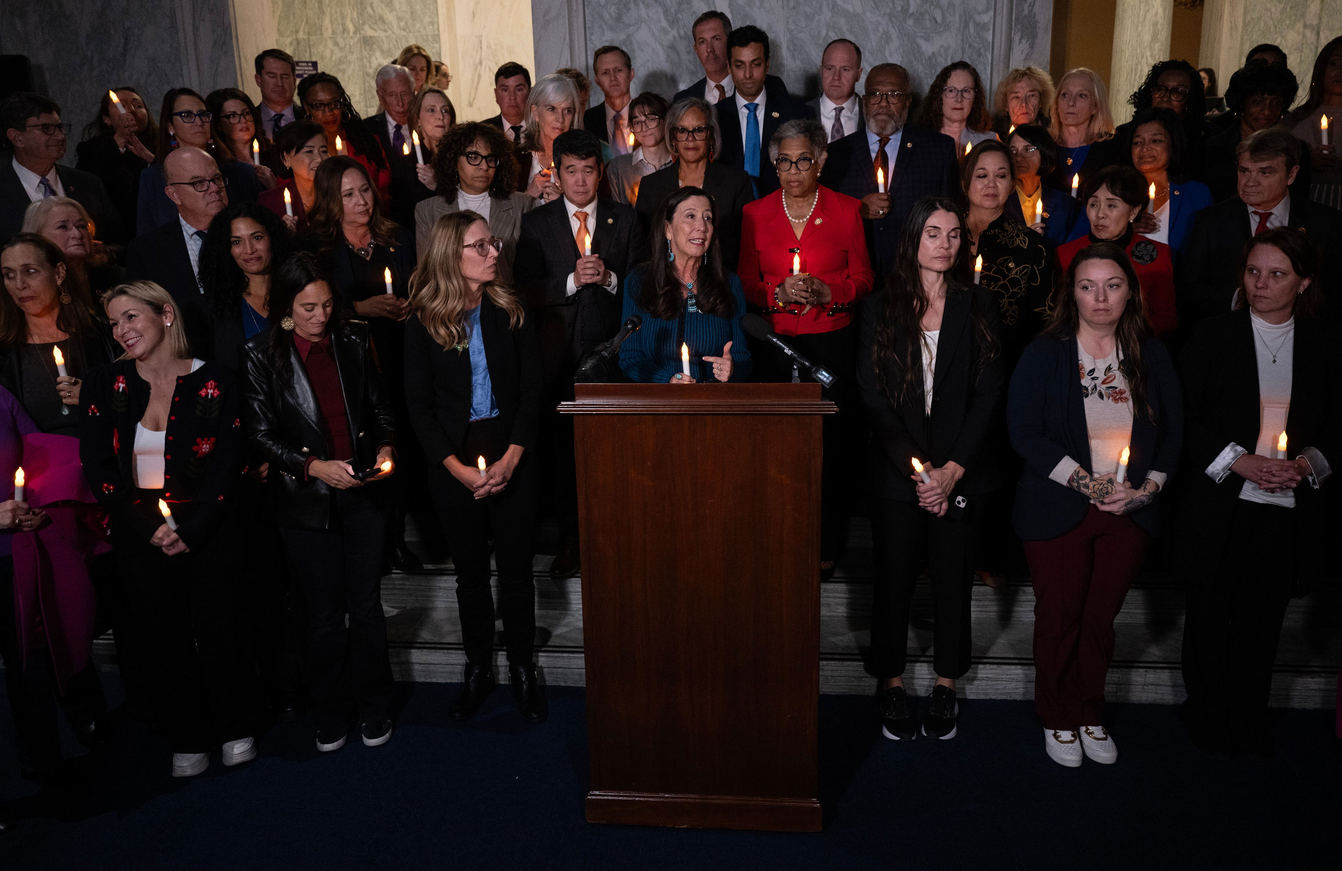 Vigilia el pasado 18 de noviembre por la noche con víctimas de Epstein en el Congreso de Estados Unidos, en Washington. 