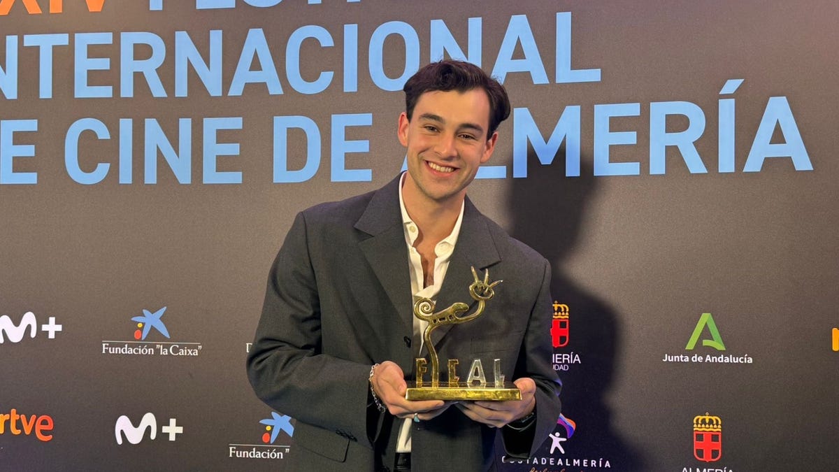 Xavi Lock de la promesa con el premio festival de cine de almeria