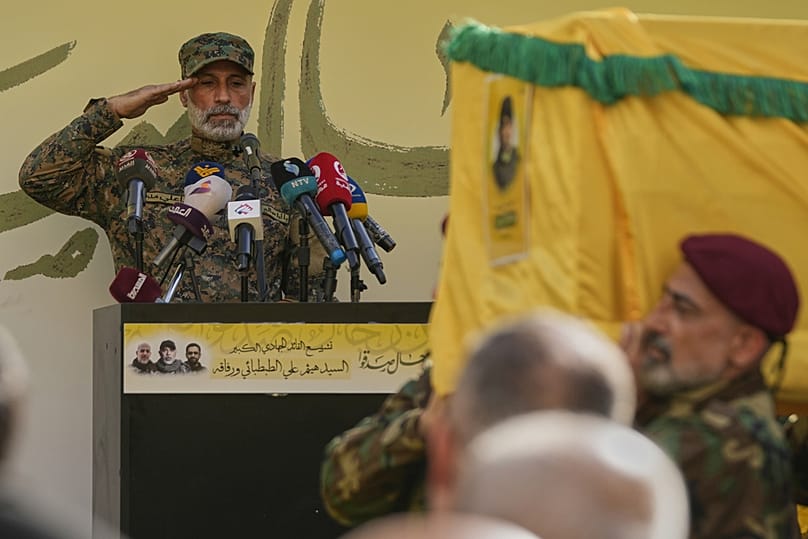 يؤدي مقاتل من حزب الله التحية العسكرية أثناء حمل نعش رئيس أركان الحزب، هيثم الطبطبائي، يوم الاثنين، 24 نوفمبر/تشرين الثاني 2025. Hussein Malla/Copyright 2025 The AP. All rights reserved