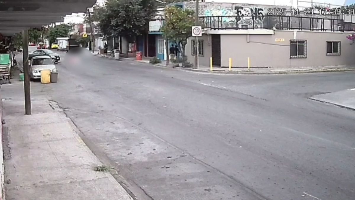 Conductor atropella a mujer de la tercera edad y huye en Monterrey | VIDEO