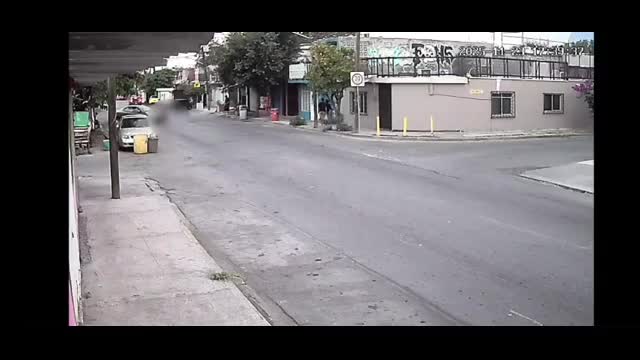 Captan a automovilista atropellando a mujer de la tercera edad en Monterrey