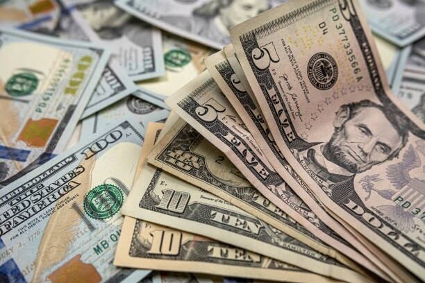 El dólar se debilita frente al peso y así cotiza el tipo de cambio este ...