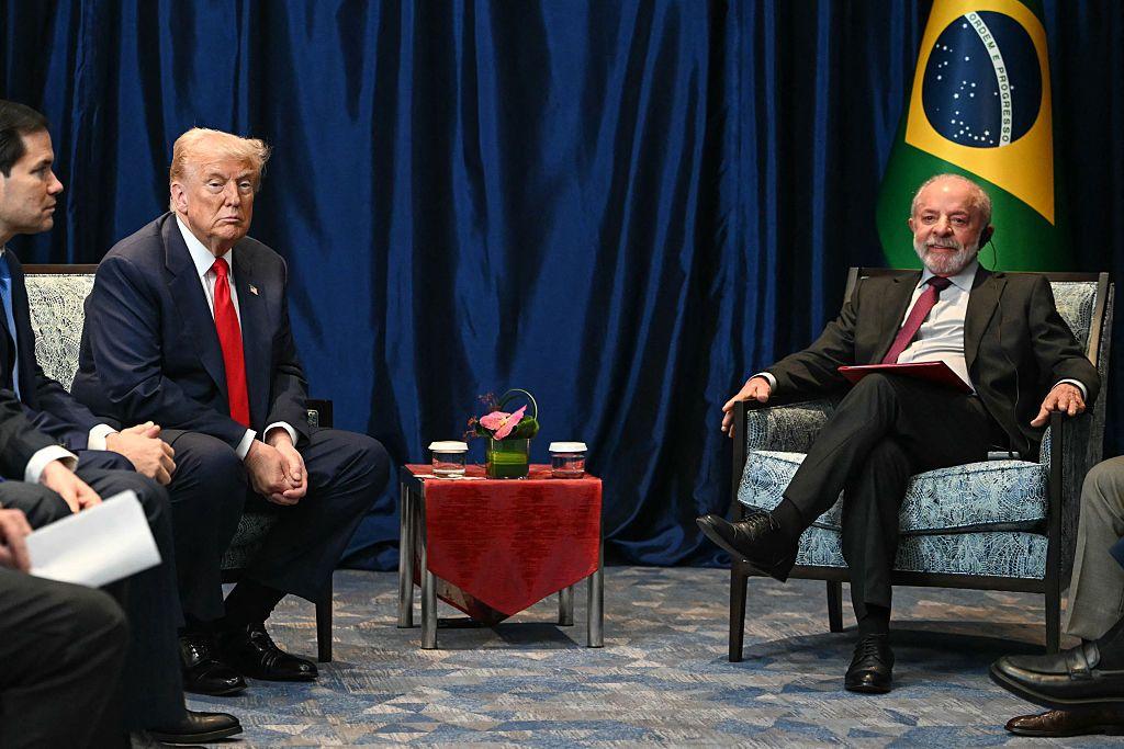 Segundo texto de jornal americano, esforços de Trump para manter Bolsonaro fora da prisão foram inúteis e Lula saiu 'mais forte politicamente'