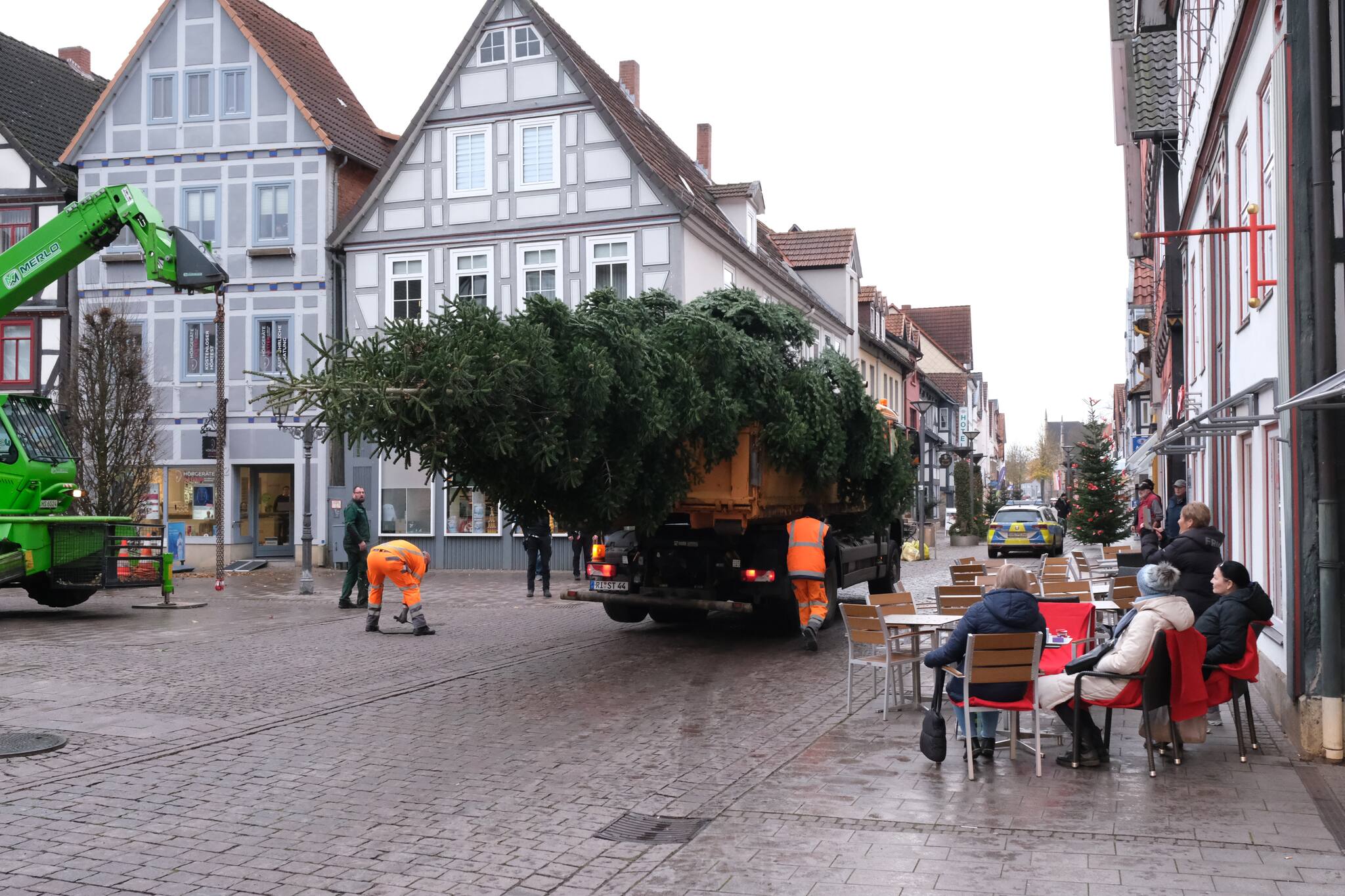 Ein Baum schwebt durch die Stadt: Tannenbaum für Rintelner ...