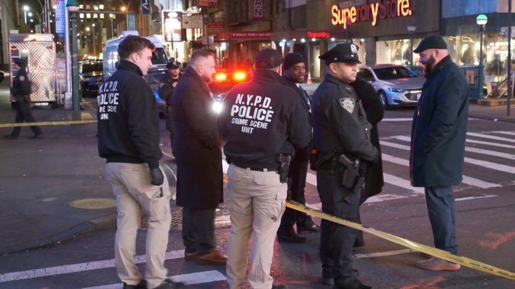 Man beaten with bat, fatally stabbed near NYC's Times Square