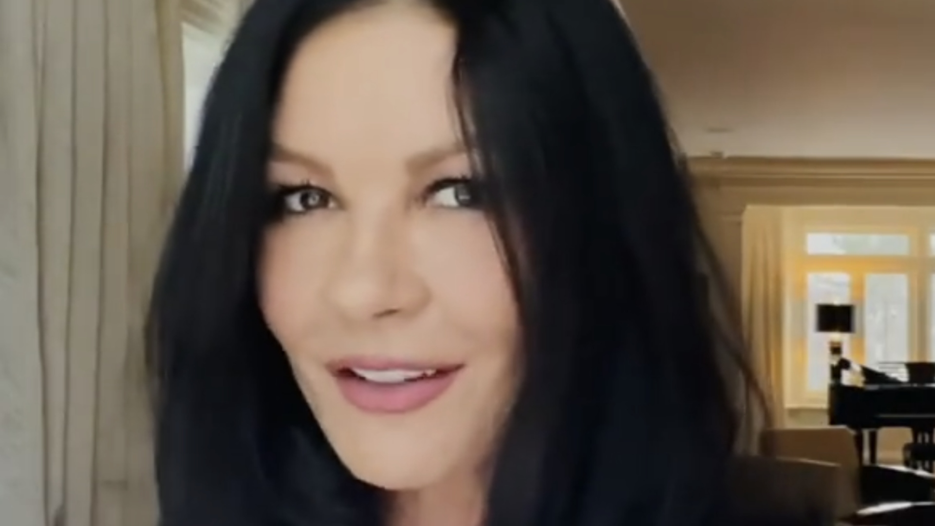 Op 56-jarige leeftijd durft Catherine Zeta-Jones een chique monochrome ...