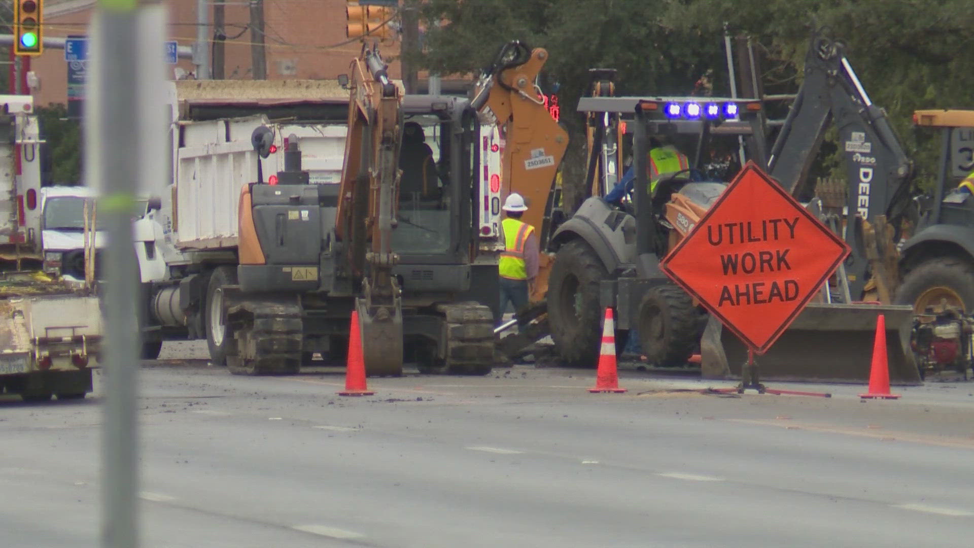 SAWS crews working to repair water main break near downtown San Antonio