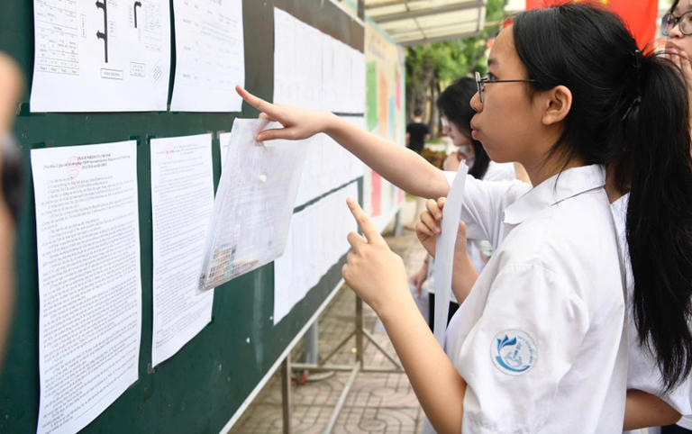 Kỳ thi tuyển sinh lớp 10 ở Hà Nội hằng năm có lượng thí sinh dự thi lớn, tỉ lệ đỗ vào trường công lập chỉ hơn 60%.