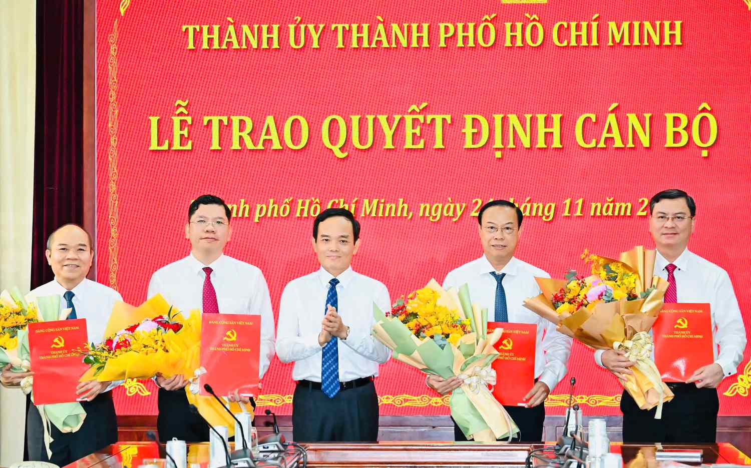 Bí thư Trần Lưu Quang trao quyết định cho 4 lãnh đạo chủ chốt HĐND và UBND TPHCM