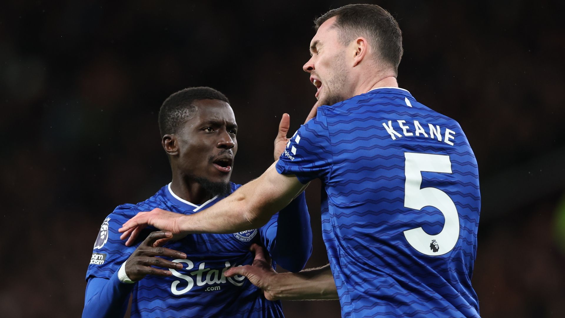 FC Everton vs Manchester United: Idrissa Gueye ohrfeigt Teamkollegen ...