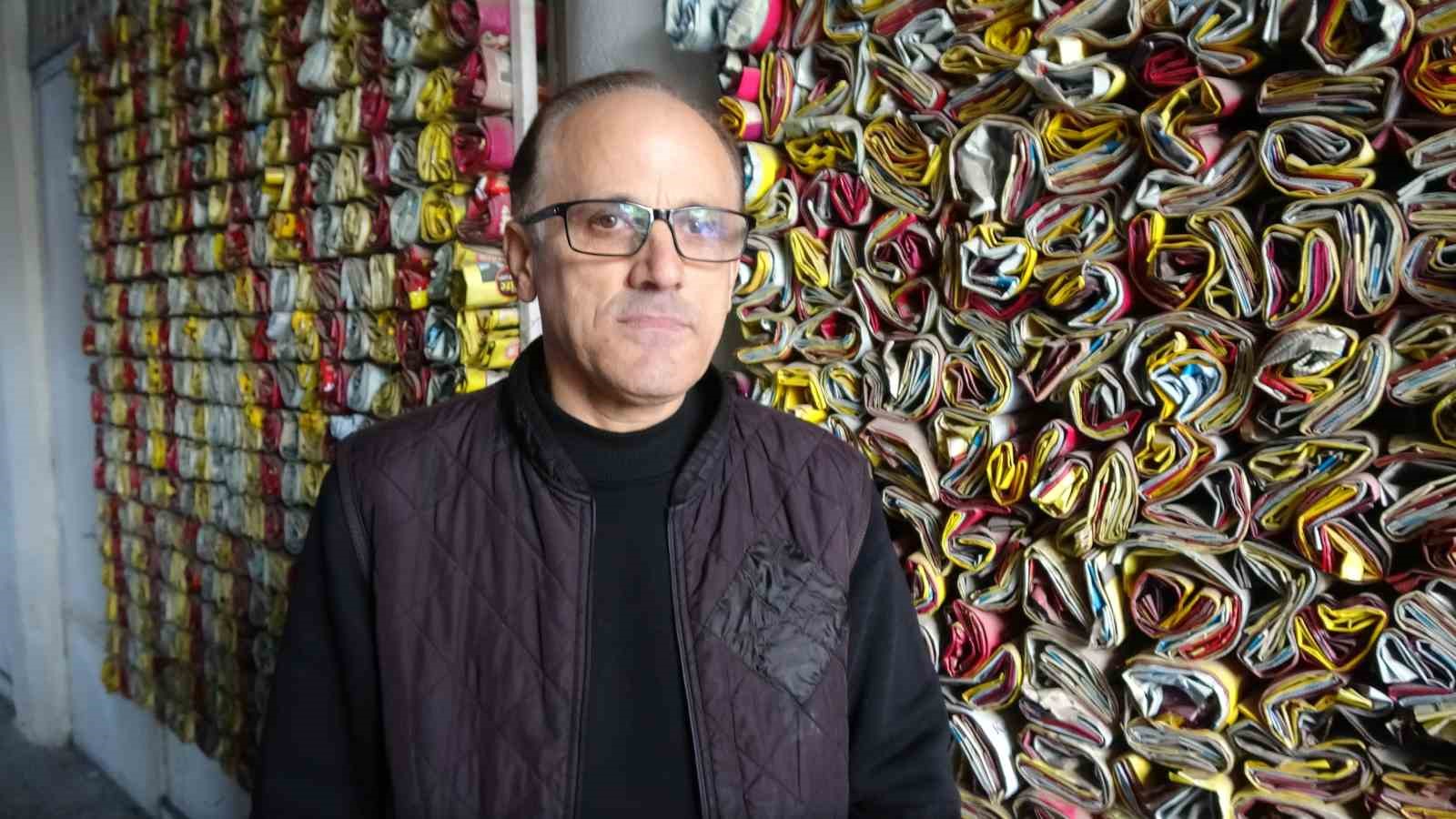 BURDUR’DA ÇAY OCAĞI İŞLETEN VE AYNI ZAMANDA KULLANDIĞI ÇAY PAKETLERİNİ 18 YILDIR SAKLAYAN ÜZEYİR ÇETİN, İŞLETMESİNİN ÖNÜNDE KOLEKSİYONUNU SERGİLİYOR. MESLEĞİ YAPTIKÇA ÇAY PAKETLERİNİ SAKLAYACAĞINI BELİRTEN ÇETİN, ŞİMDİYE KADAR 15 BİNE YAKIN ÇAY PAKETİYLE KOLEKSİYONA DEVAM EDİYOR.