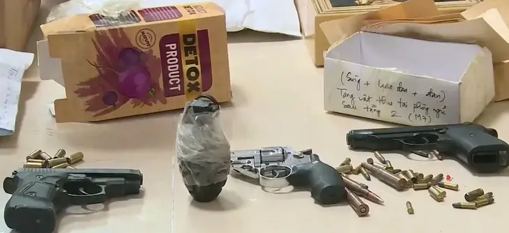 Súng, lựu đạn bị thu giữ - Ảnh: VTV