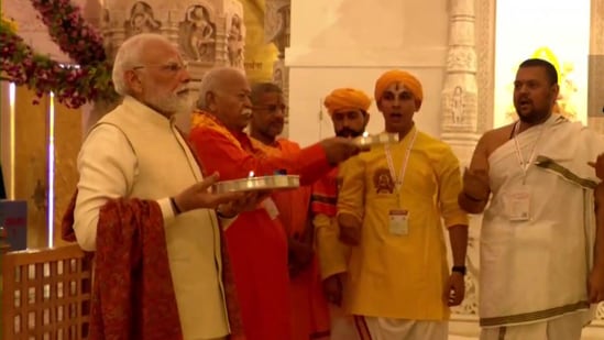 PM Modi Ayodhya Ram Mandir flag hoisting LIVE: PM performs aarti at Ram ...