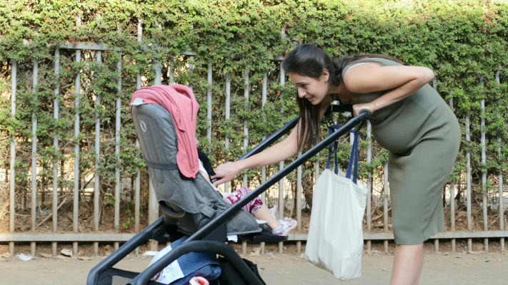 בעיצומו של ההריון: כך נתפסה לוסי איוב מחוץ לאולפן - וגנבה את הפוקוס ...