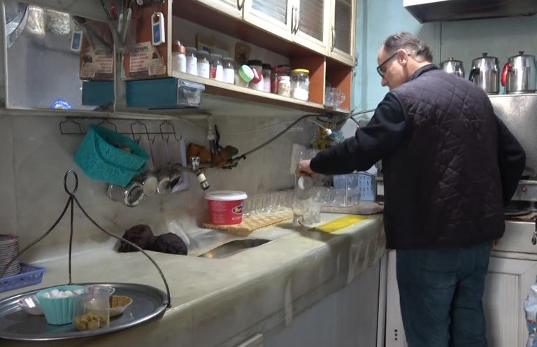 BURDUR’DA ÇAY OCAĞI İŞLETEN VE AYNI ZAMANDA KULLANDIĞI ÇAY PAKETLERİNİ 18 YILDIR SAKLAYAN ÜZEYİR ÇETİN, İŞLETMESİNİN ÖNÜNDE KOLEKSİYONUNU SERGİLİYOR. MESLEĞİ YAPTIKÇA ÇAY PAKETLERİNİ SAKLAYACAĞINI BELİRTEN ÇETİN, ŞİMDİYE KADAR 15 BİNE YAKIN ÇAY PAKETİYLE KOLEKSİYONA DEVAM EDİYOR.